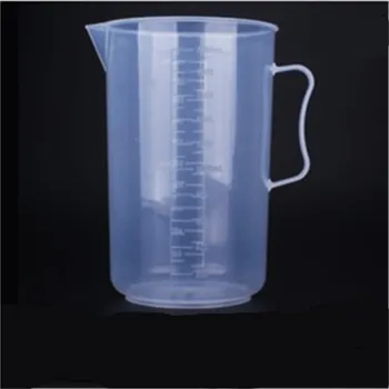 пластиковый стакан объемом 2000 мл со шкалой, пластиковый мерный стакан, пластиковый стаканчик с ручкой